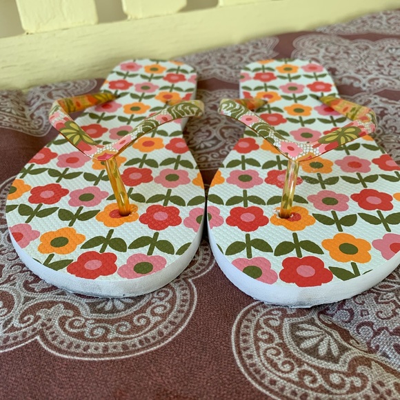 *FREE with $25 purchase* Vera Bradley Flip Flops - Picture 4 of 6